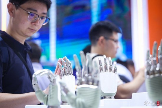 PA视讯2026年智能AR眼镜测评：雷鸟Air3s与其他主流品牌的全面对比(图1)