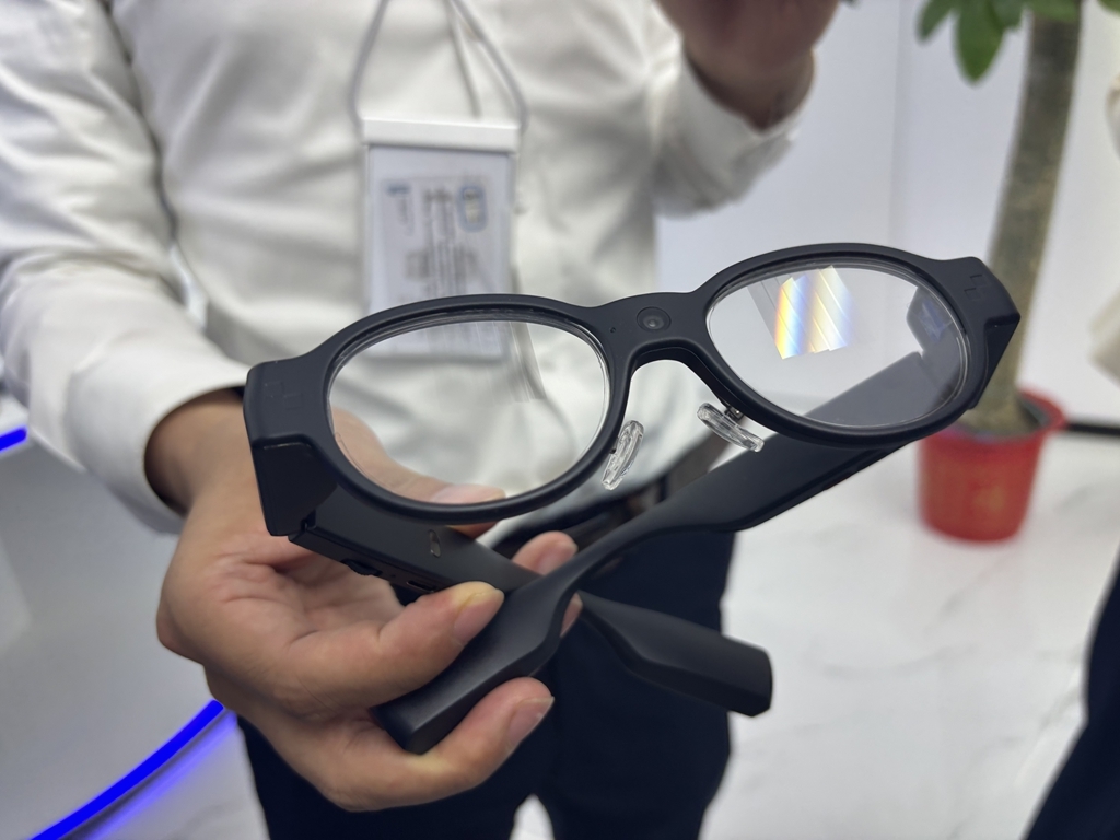 横扫中美、全球登顶：2025年度AR眼镜市场雷鸟创新无悬念夺冠(图1)