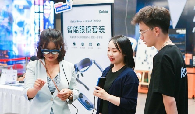 PA视讯GoogleAstra智能眼镜登场融合多模态AI与AR技术(图1)